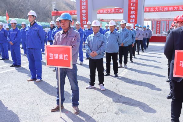 烟台快速路PPP项目首榀箱梁架设成功